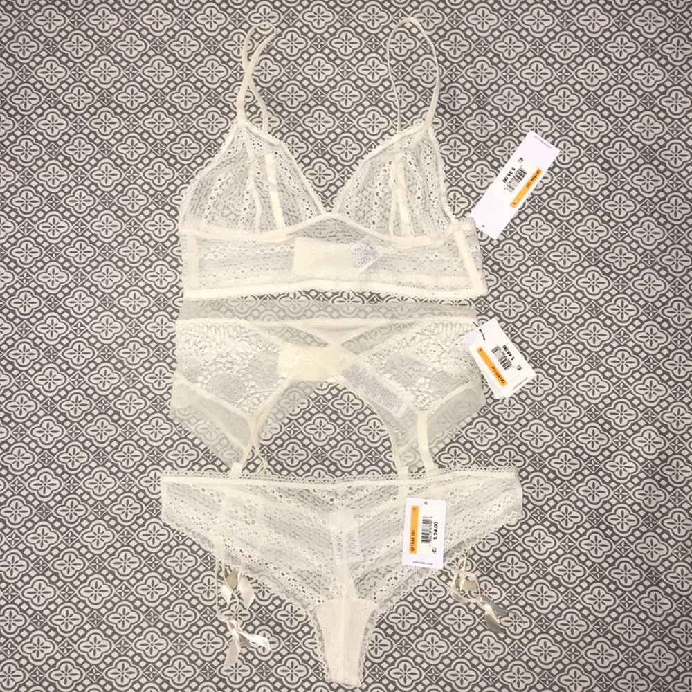 Calvin Klein— Ivory, Lace Lingerie Set